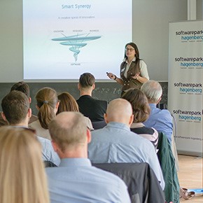 Softwarepark-Managerin Dr. Sonja Mündl präsentiert Gründerinnen und Gründer das Erfolgsrezept des Softwarepark Hagenberg.