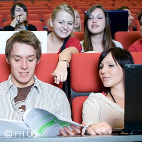 Studierende der FH OÖ Campus Hagenberg im Hörsaal Audimax.