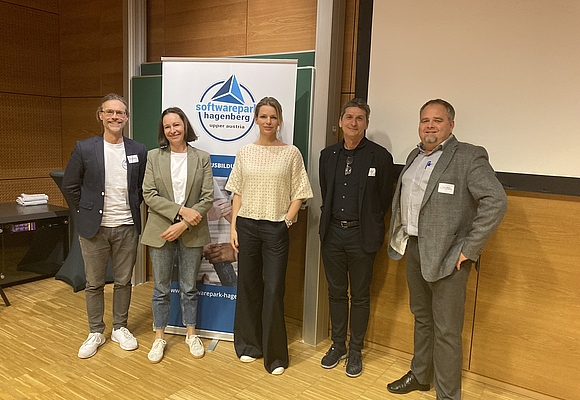 Foto: v.l.: Stephan Winkler (Softwarepark Hagenberg), Daniela Freudenthaler-Mayrhofer (FH OÖ), Lisa Unfried (ComTeam), Wolfgang Freiseisen (RISC Software GmbH), Thomas Kern (FH OÖ) © Business Upper Austria